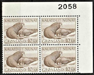 FRIMÆRKER GRØNLAND | 1973 - AFA 83 - Hvalrosser - 10 kr. brun i 4-blok med hjørne marginalnummer - Postfrisk