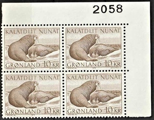FRIMÆRKER GRØNLAND | 1973 - AFA 83 - Hvalrosser - 10 kr. brun i 4-blok med hjørne marginalnummer - Postfrisk